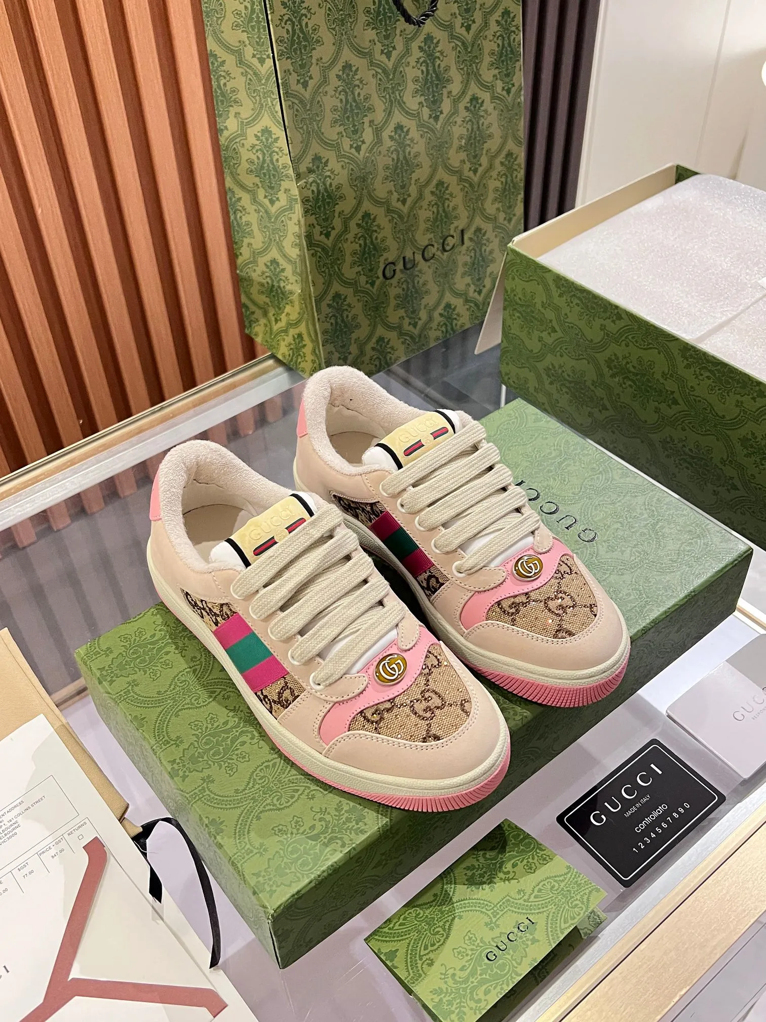 👟👟Ex-factory price 540👟👟 ⚡️Gucci Dirty Shoes Top factory quality, impeccable at the counter, the comfort is incredible. Retro distressed elements, washed retro logo on the tongue, metal double LOGO, 99% recognizable, full of Gucci elements; terry cloth lining, cowhide foot pads and 3mm latex are much more comfortable than real leather shoes. Environmentally friendly TPU wear-resistant outsole, soft and elastic. The inside of the tongue is made of imported elastic bands, which have great tension and won't strangle your feet. I don't develop the shoes without the original version. Only by getting the original version can the shoes be accurate and beat the market version instantly. Every stitch and every stitch is very tight and full. The debugging process is the most painstaking and requires no less than a hundred modifications before it is adjusted to the perfect state so that it can be worn comfortably by all foot types! Size 35-40 women’s model)
